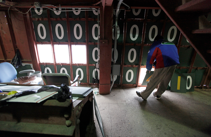 Illustration for article titled Rare Photos Of Wrigley's Scoreboard Mark Its 100th Anniversary